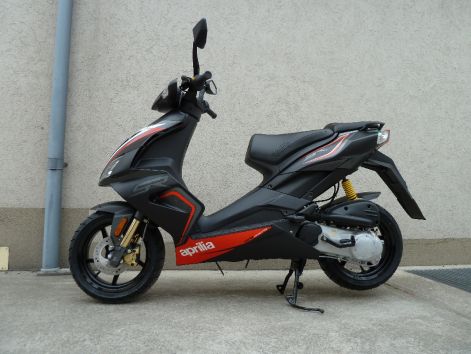 aprilia_sr_50_r_fekete_6_.jpg