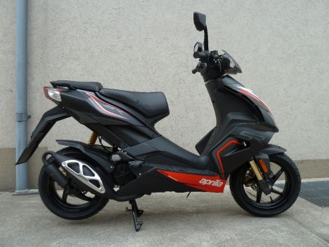aprilia_sr_50_r_fekete_8_.jpg