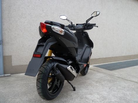 aprilia_sr_50_r_fekete_9_.jpg