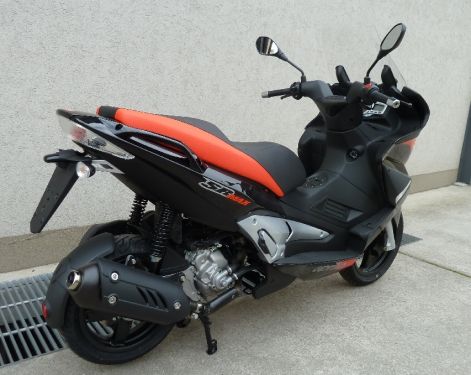 aprilia_sr_max_300_6_.jpg