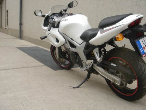 suzuki_sv_400_motor_feher_3.jpg